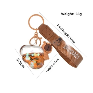 Détail du porte-clés Capybara avec cœur en sable liquide et dimensions de 13cm de long