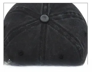 Gros plan sur les coutures et la texture du tissu d'une casquette en coton délavé