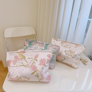 Drei Make-up-Taschen im Landhausstil mit Blumenstickerei auf rosa und grünem Jacquard-Stoff