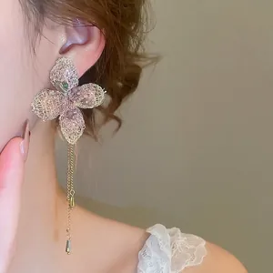 Eleganti orecchini a fiore in maglia con cristallo e lunghe nappe a catena dorata