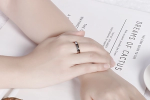 Détail d'une bague bicolore en acier titane avec zircone et gravure Eternal Love