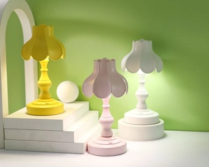 Dettaglio di mini lampade vintage in giallo, rosa e bianco con luce LED calda