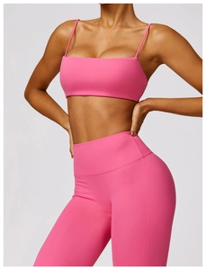 Detailansicht der rosafarbenen Yoga-Hose mit hoher Taille und dem nahtlosen Sport-BH