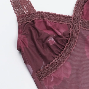 Détail du haut en maille bordeaux avec bordure en dentelle et imprimé floral violet doux