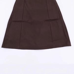 Robe courte plissée marron foncé avec poches plates et détails de couture au bas