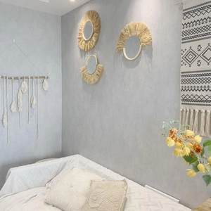 Dettaglio di specchi tondi boho con frange in rafia naturale per pareti