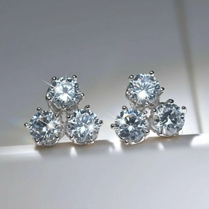 Geometrische zirkonia oorknopjes met drie steentjes in zilveren afwerking macro