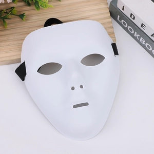 Détail du masque hip-hop blanc en PVC avec cordon élastique noir et découpes visage