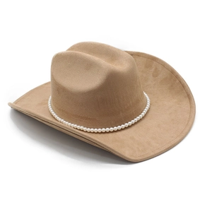 Détail d'un chapeau de cow-boy en daim camel avec bandeau en perles et bord surpiqué