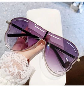 Détail de lunettes aviateur avec verres dégradés violets et monture ajourée chic