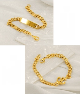 Dettaglio macro dei bracciali a catena dorata con piastrina ID e ciondolo ad ancora