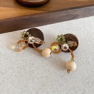 Boucles d'oreilles bohèmes en bois avec coque de coco et perles de cristal vert