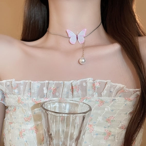 Détail du collier ras du cou papillon rose avec perle d'imitation pour femmes