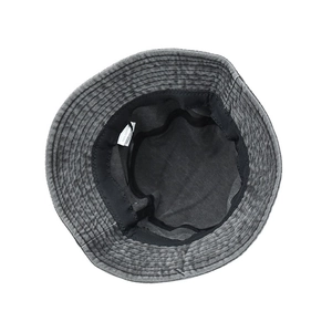 Dettaglio dell'interno del cappello alla pescatora grigio con fascia e etichetta