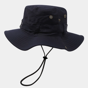 Détail d'un chapeau boonie bleu foncé avec aérations et mentonnière réglable pratique