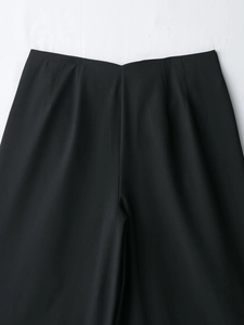 Détail du short décontracté noir à taille haute montrant le tissu lisse et les plis à la taille