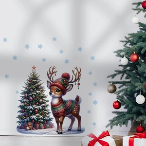 Détail des stickers muraux renne de Noël et sapin décoratif sur un mur blanc épuré