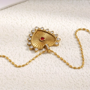 Detail der 18K Gold Herz-Halskette mit rotem Edelstein und funkelndem Kristallrand