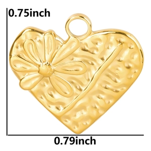 Vue détaillée du pendentif cœur doré avec texture florale et dimensions 0,75 x 0,79 pouce