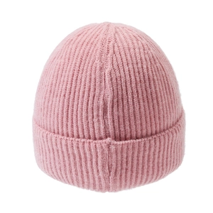 Bonnet en tricot rose à côtes pour l'hiver avec un design épuré et minimaliste unisexe