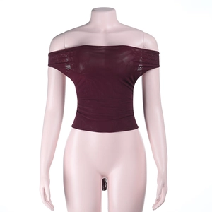 Détail du crop top en maille bordeaux avec col bénitier et liens à nouer à la taille