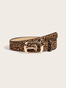 Détail de la ceinture léopard avec boucle dorée et texture en poils de poney