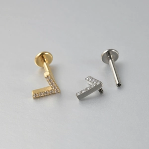 Piercing labbro in titanio G23 con filettatura interna, forma a V e zirconi oro e argento
