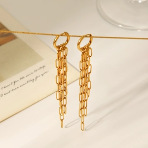 Détail de boucles d'oreilles pendantes à longues chaînes en acier inoxydable doré 18 carats