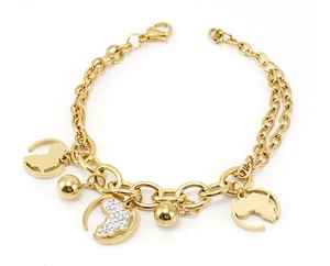 Vue détaillée du bracelet double chaîne en or 18K avec carte d'Afrique et perles d'acier