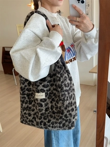 Faux shearling leopard print tote bag with large capacity in grey black tones