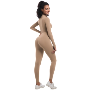 Détail de la combinaison de yoga kaki à manches longues avec vue arrière ajustée