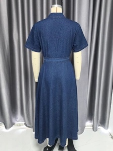 Vista posteriore di un abito midi in denim blu scuro con lacci in vita su un manichino