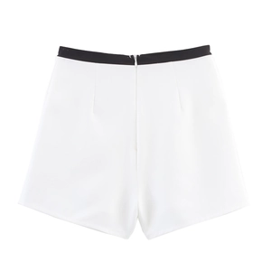 Détail du short blanc taille haute avec ceinture contrastée noire et zip arrière discret