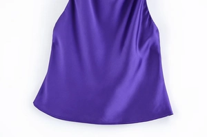 Detailaufnahme des dunkelvioletten Satinstoffs mit glatter Seidentextur und elegantem Glanz