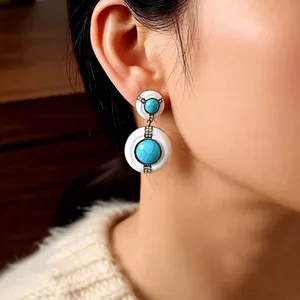 Boucles d'oreilles vintage avec turquoise ronde et diamants sertis d'émail blanc chic