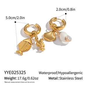 Détails de boucles d'oreilles en acier inoxydable avec pendentifs coquillage et arête de poisson