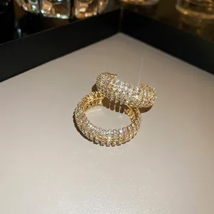 Orecchini a cerchio a forma di C placcati in oro con file multiple di micro cristalli