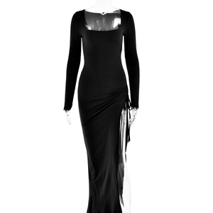 Détail d'une robe noire à manches longues, col carré, fente latérale et cordon de serrage
