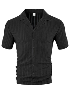 Détail rapproché d'une chemise noire à manches courtes avec texture gaufrée verticale