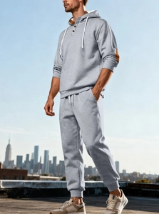 Détail d'un sweat à capuche gris clair en maille avec col à boutons et cordon de serrage