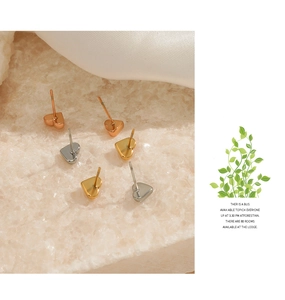 Détail de boucles d'oreilles en forme de cœur en acier inoxydable doré, argenté et rose