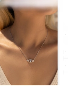 Dettaglio della collana occhio di Allah in argento S925 con cristalli blu e bianchi sul collo