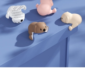 Dettaglio di quattro paraspigoli in silicone a forma di animali per la sicurezza dei bambini