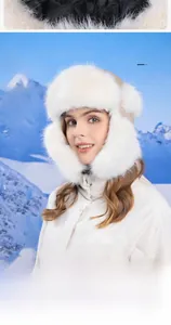 Détail de la doublure en fausse fourrure blanche d'un bonnet d'hiver coupe-vent