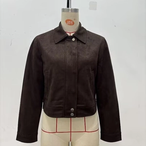 Veste courte mode en similicuir marron foncé avec col à revers et boutons métalliques