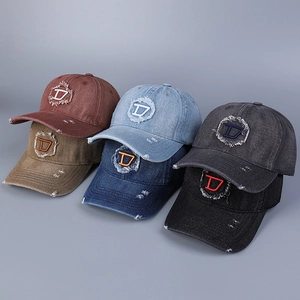 Dettaglio di berretti da baseball in denim lavato in sei colori con patch D ricamata e usurata