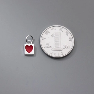 Pendente quadrato in argento S925 con cuore smaltato rosso, mostrato con moneta