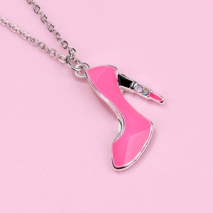 Dettaglio del ciondolo scarpa rosa con tacco e cristalli colorati su catena argento