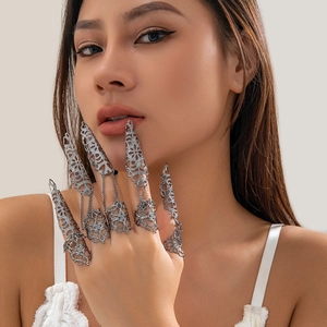 Dettaglio degli anelli a artiglio gotici argento e catene per dita con design punk in metallo