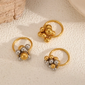 Anello minimalista in acciaio inossidabile con sfere di metallo oro e argento impilate